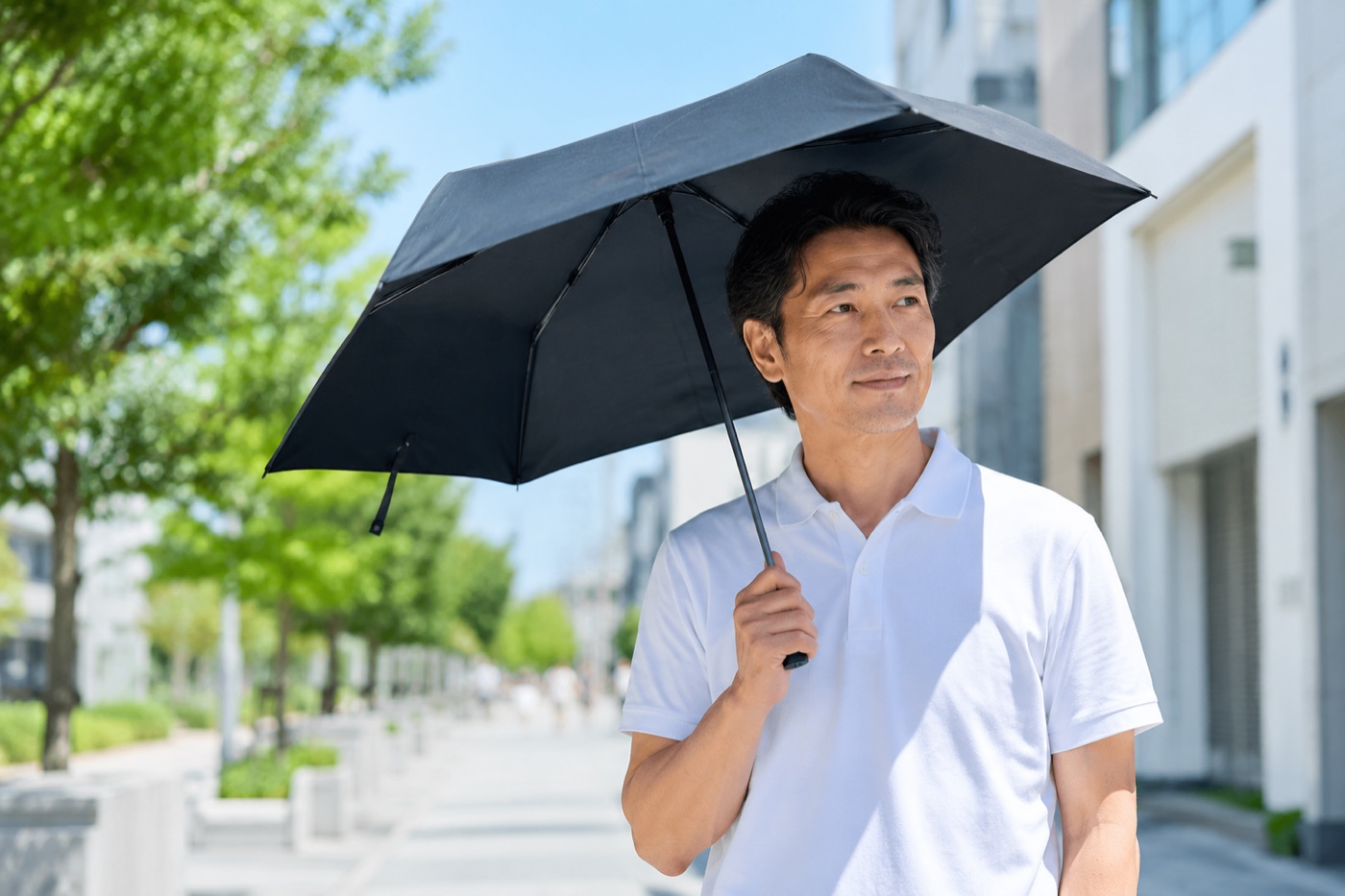 メンズ日傘 ― 40代男性のための晴雨兼用折りたたみ日傘(妻監修)